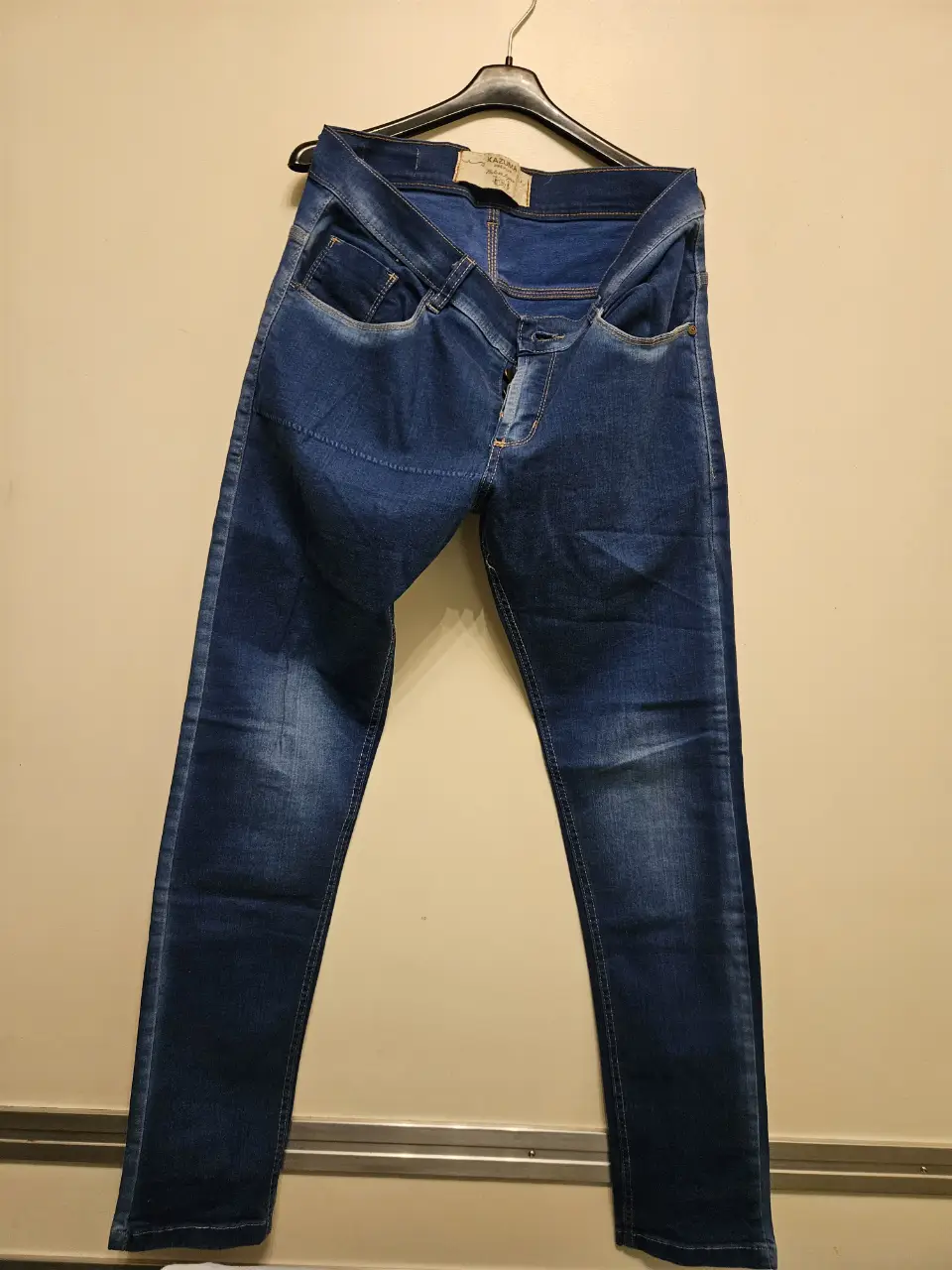 Jeans de hombre, corte recto, color azul. Marca Kazuma, con etiqueta visible. Ideal para un look casual y cómodo. T 42