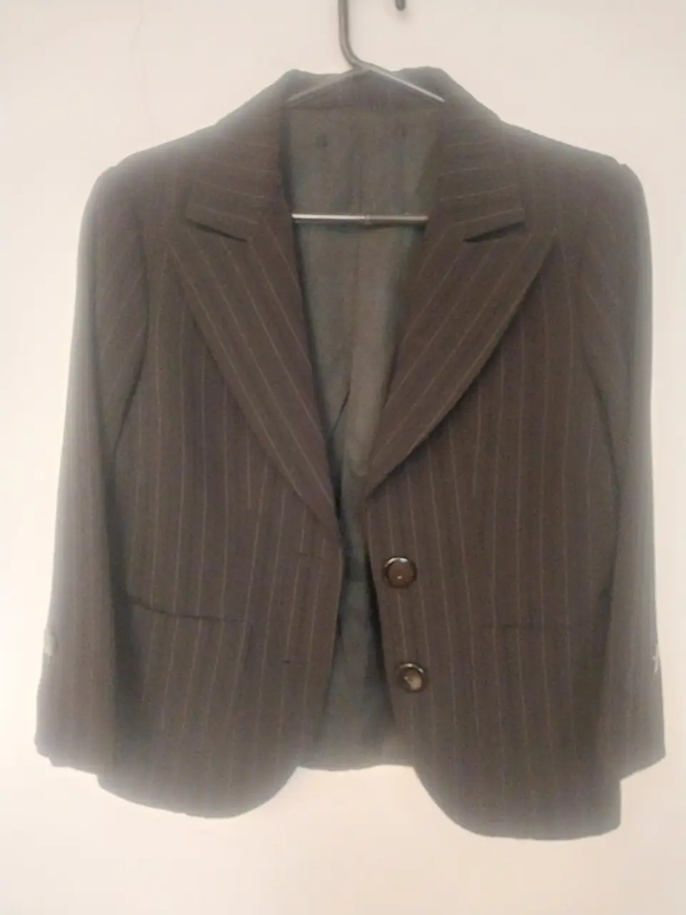 Blazer de mujer con detalles de finas rayas, con dos botones y bolsillos. Ideal para un look informal o de trabajo. Impecable terminación.