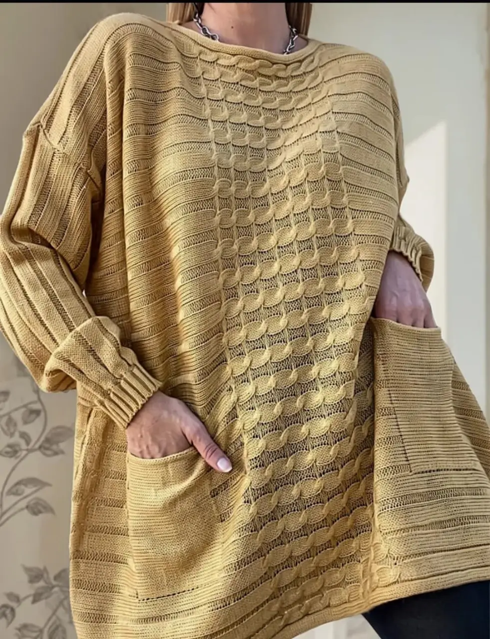 Sweater largo de punto, color mostaza, con bolsillos delanteros. Ideal para un look casual y cómodo.