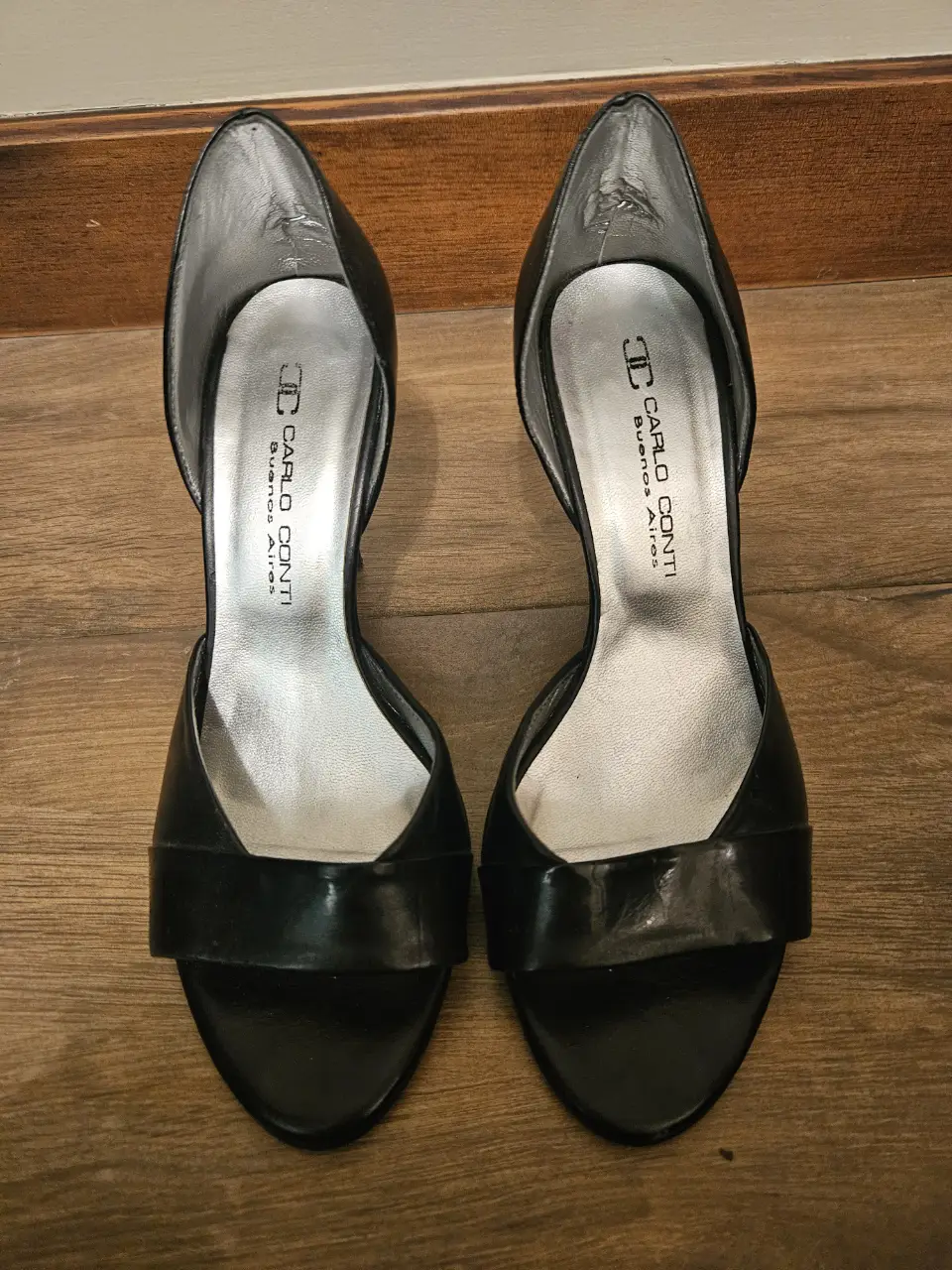 Elegantes tacos negros de la marca Carlo Conti, ideales para eventos formales o salidas nocturnas. Diseño clásico con detalles sofisticados.
