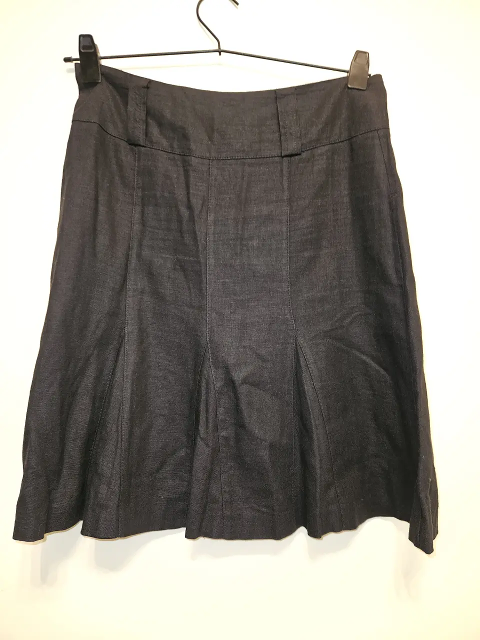 Pollera de lino negra, ideal para un look elegante y sofisticado. Confeccionada en un tejido de calidad, esta pollera es perfecta para combinar con diferentes estilos y crear outfits versátiles.