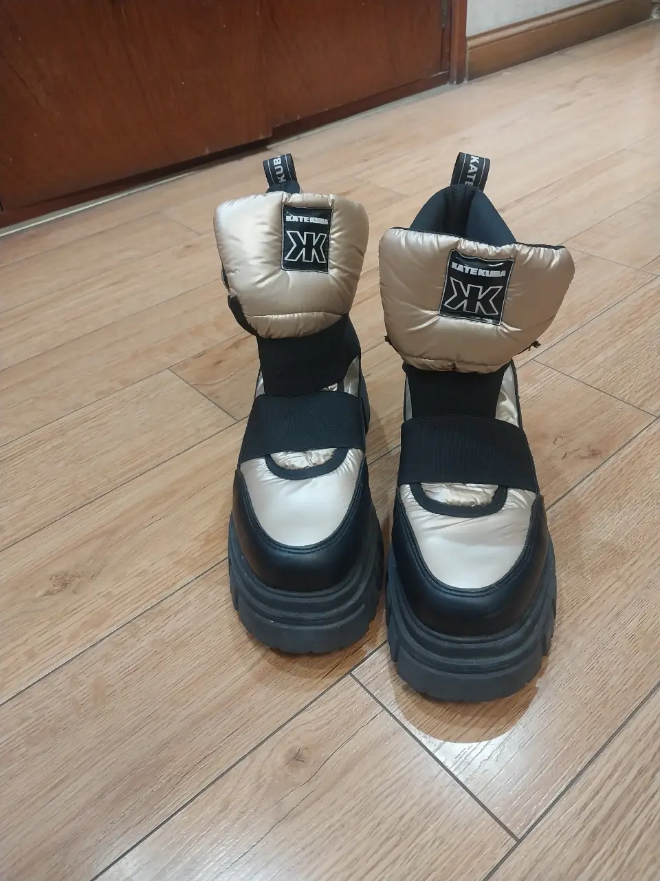 Botas de neoprene pre ski, estilo abrigado y moderno. Confeccionadas con materiales resistentes y detalles dorados en cuero. Ideales para el frio. Un solo uso!!