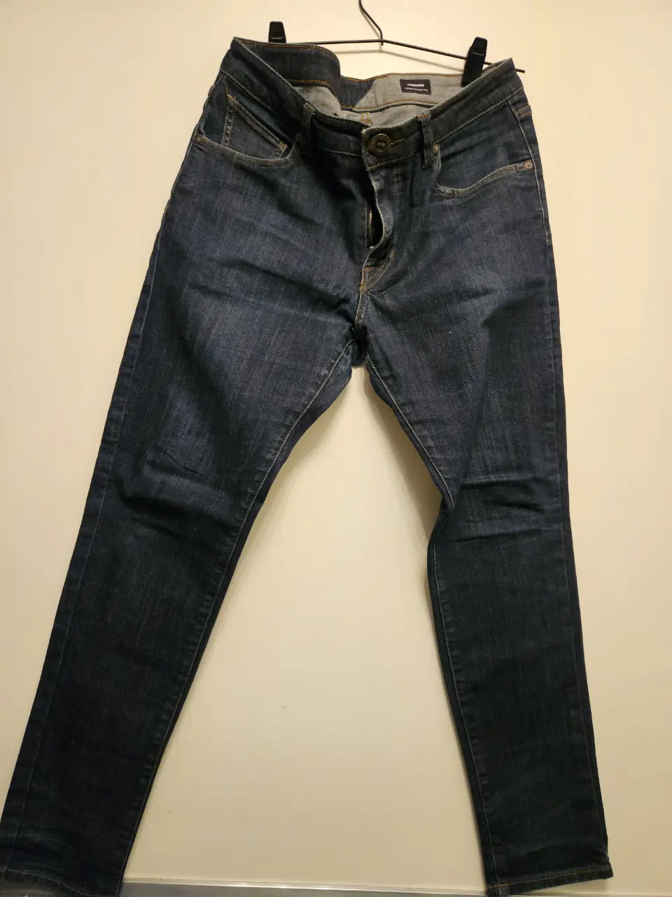 Jeans rectos de hombre, color azul oscuro, con etiqueta "Kinkade classic straight leg". Un clásico para cualquier ocasión. Original. T cintura 30