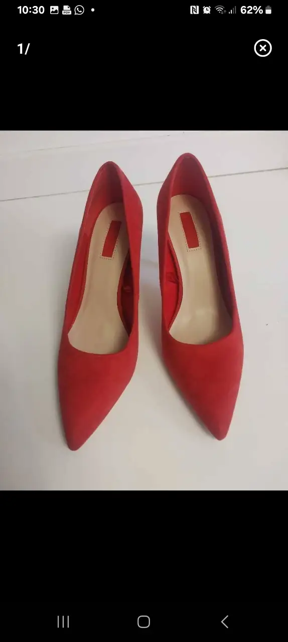 Elegantes tacos stiletto rojos de gamuza, ideales para darle un toque sofisticado a cualquier look de fiesta o evento especial. Diseño clásico y atemporal.
