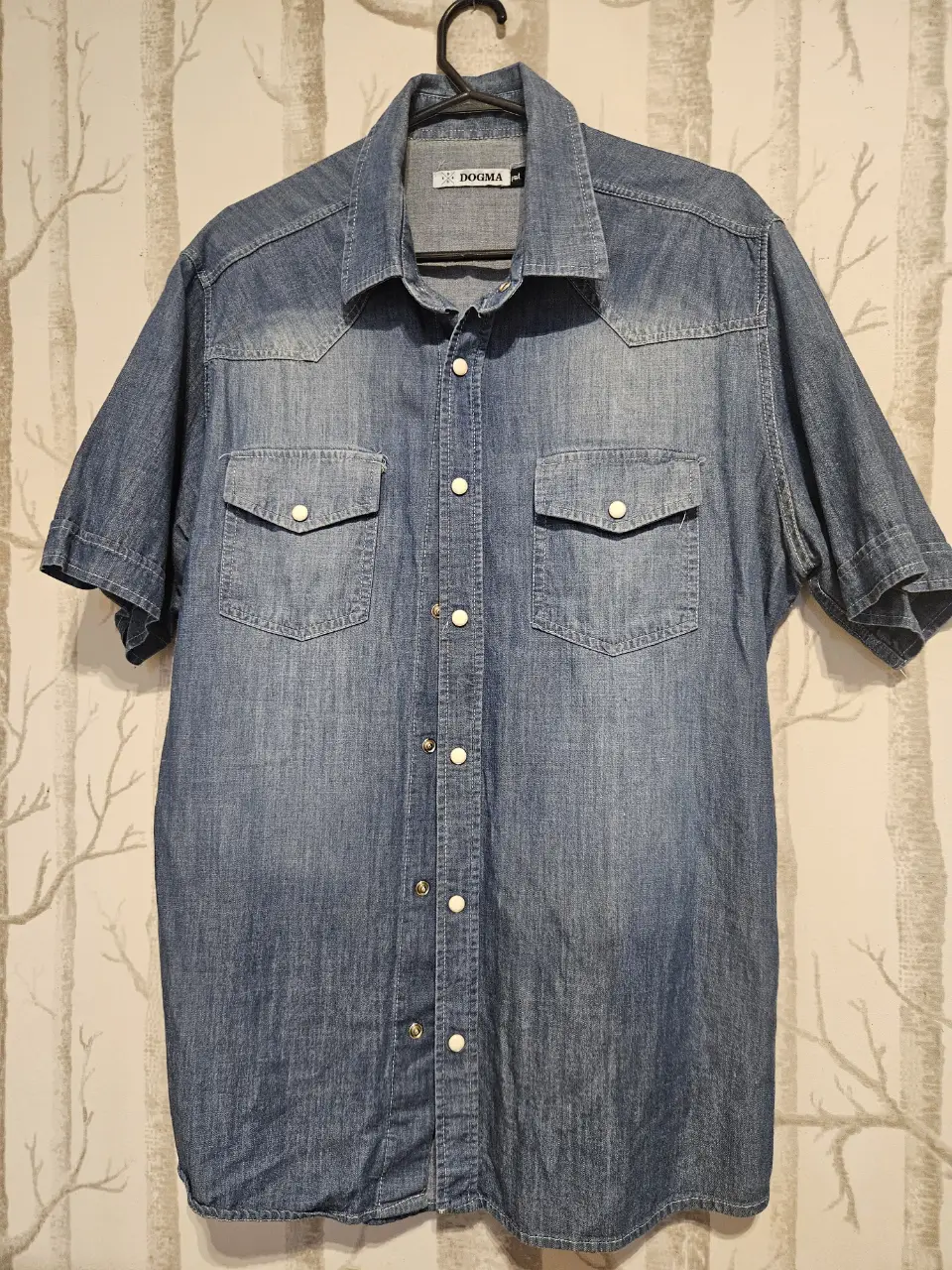 Camisa de jean manga corta para hombre, con dos bolsillos delanteros y botones. Ideal para un look casual y canchero.