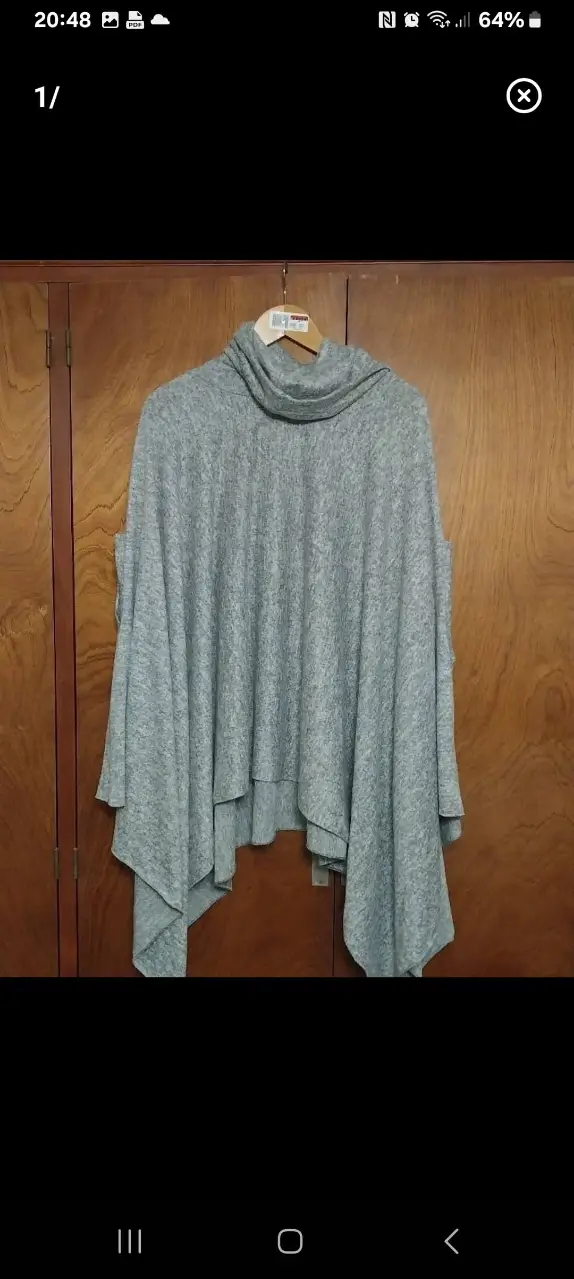 Poncho de cuello alto de tejido suave y caída fluida. Ideal para un look casual y abrigado.