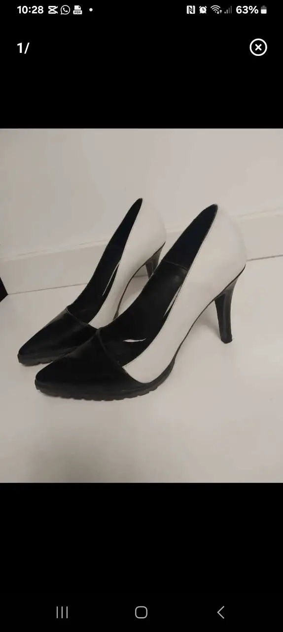 Elegantes zapatos de tacón alto en blanco y negro, ideales para fiestas y eventos formales. Diseño clásico y sofisticado.