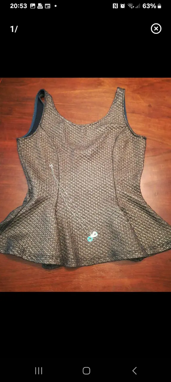 Top de fiesta dorado opaco de la marca Las Pepas, ideal para eventos especiales. Confeccionado con un tejido texturizado y diseño con vuelo en la parte inferior.