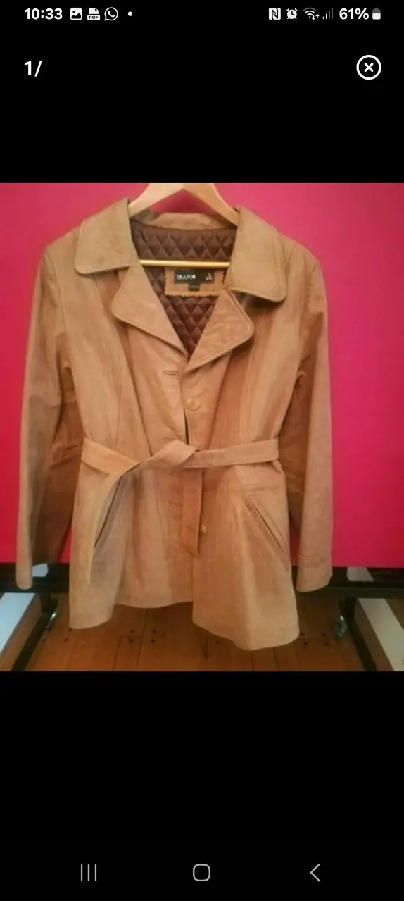 Campera de gamuza marrón camel con cinturón y forro interior acolchado. Estilo clásico y elegante, ideal para un look sofisticado.