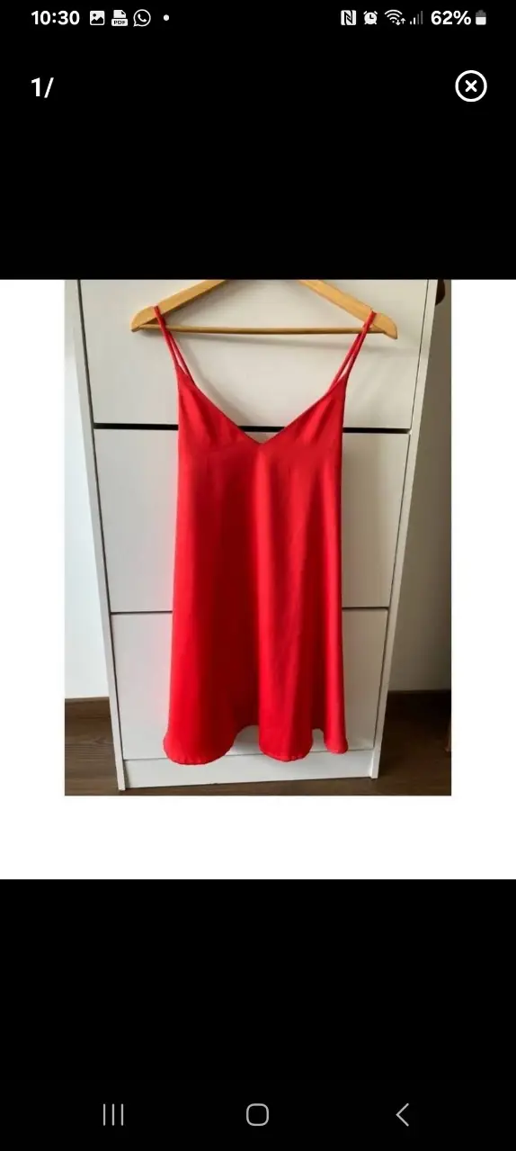 Vestido mini rojo de satén con tirantes finos. Ideal para una salida o fiesta.