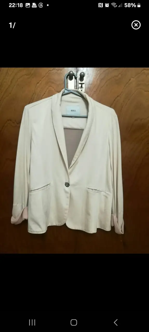 Blazer KILL color crudo, con un solo botón y solapas amplias. Ideal para un look casual y con estilo.