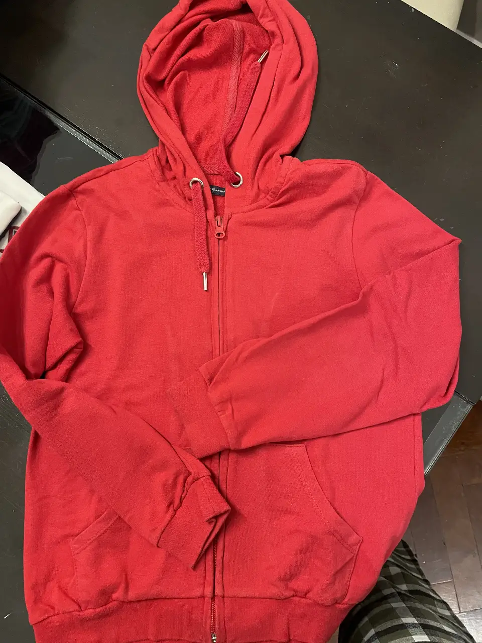 Buzo canguro rojo con cierre, ideal para el invierno. Talle 32.