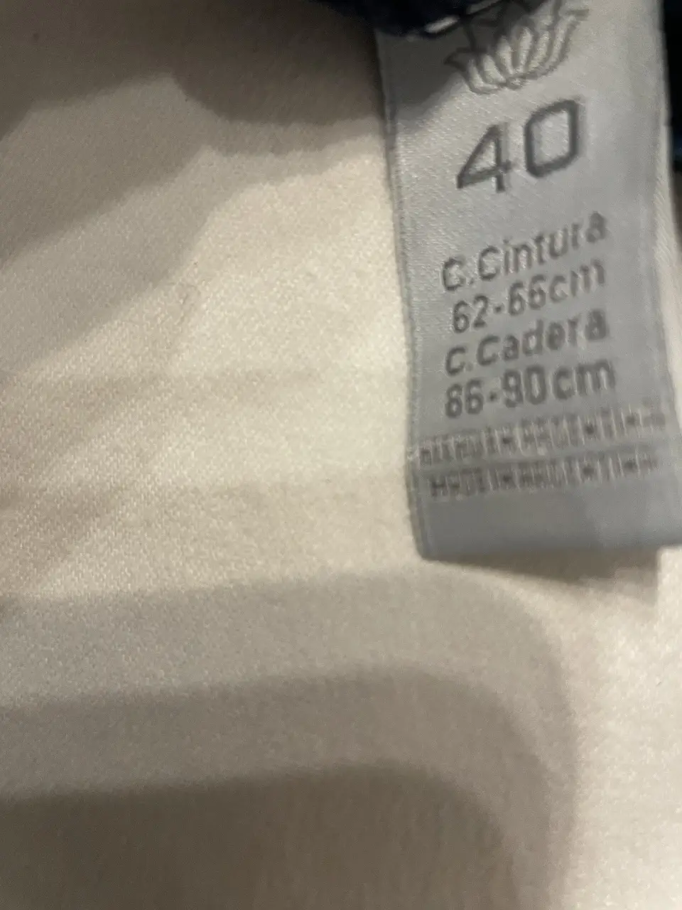 Jeans blancos de corte recto, talle 40, ideales para un look casual y moderno. Perfectos para combinar con diferentes estilos y crear outfits versátiles.