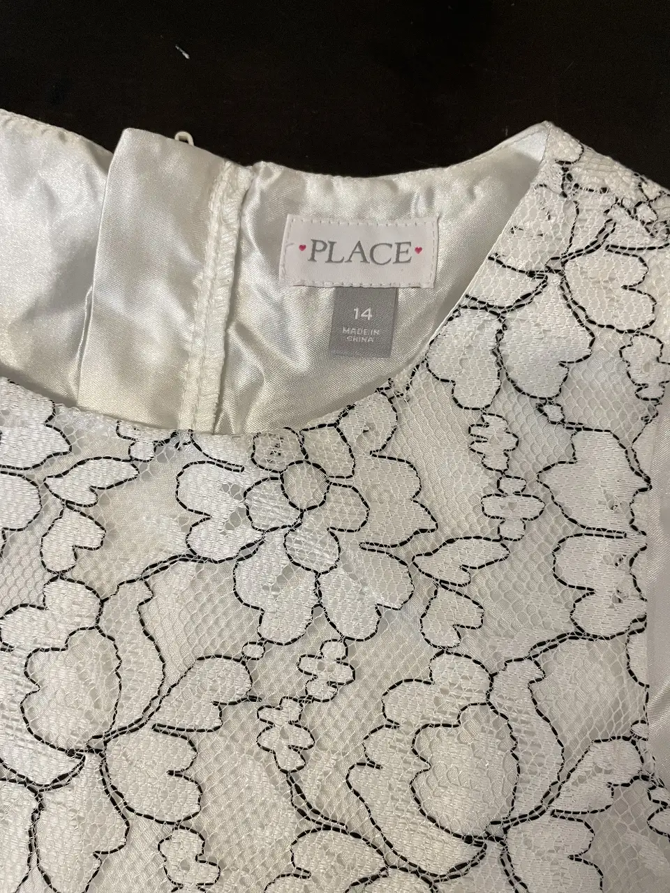 Vestido de niña blanco con encaje negro, ideal para fiesta. Talle 14.