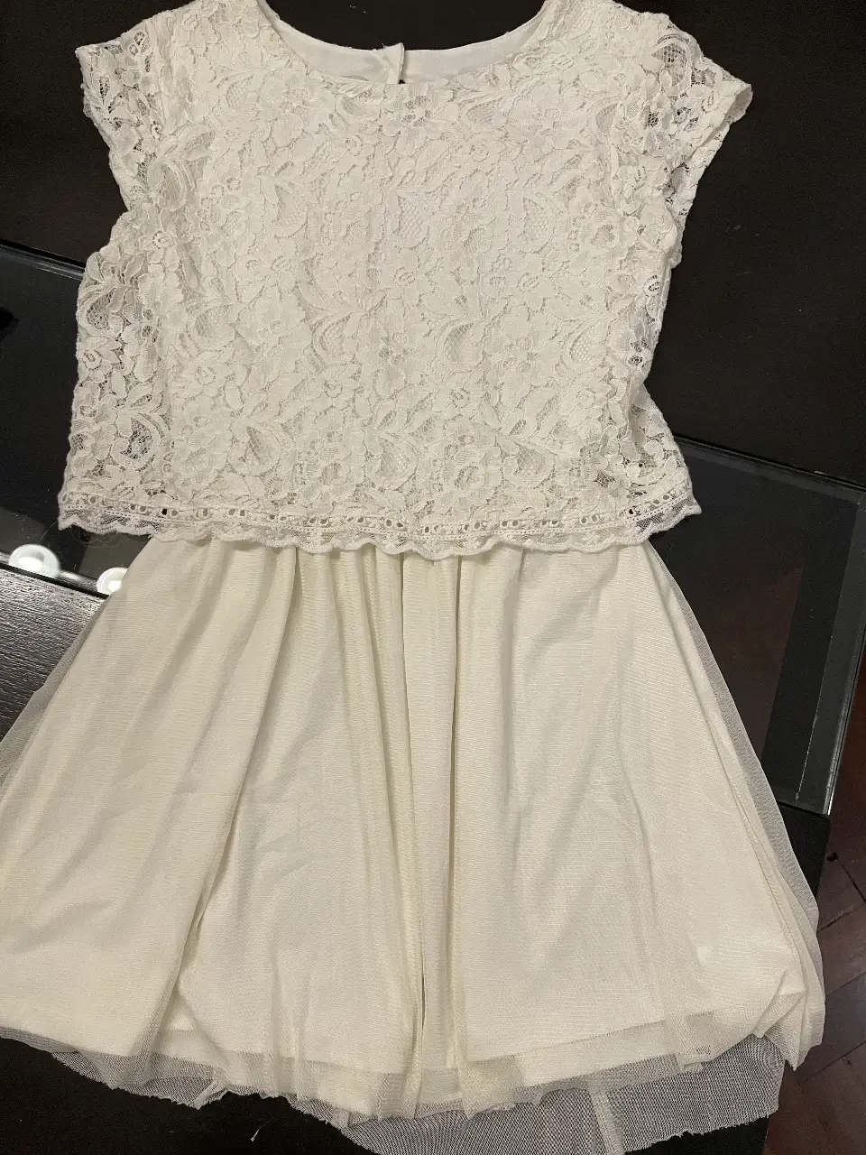 Vestido midi blanco con encaje en la parte superior y falda de tul. Ideal para eventos especiales.
