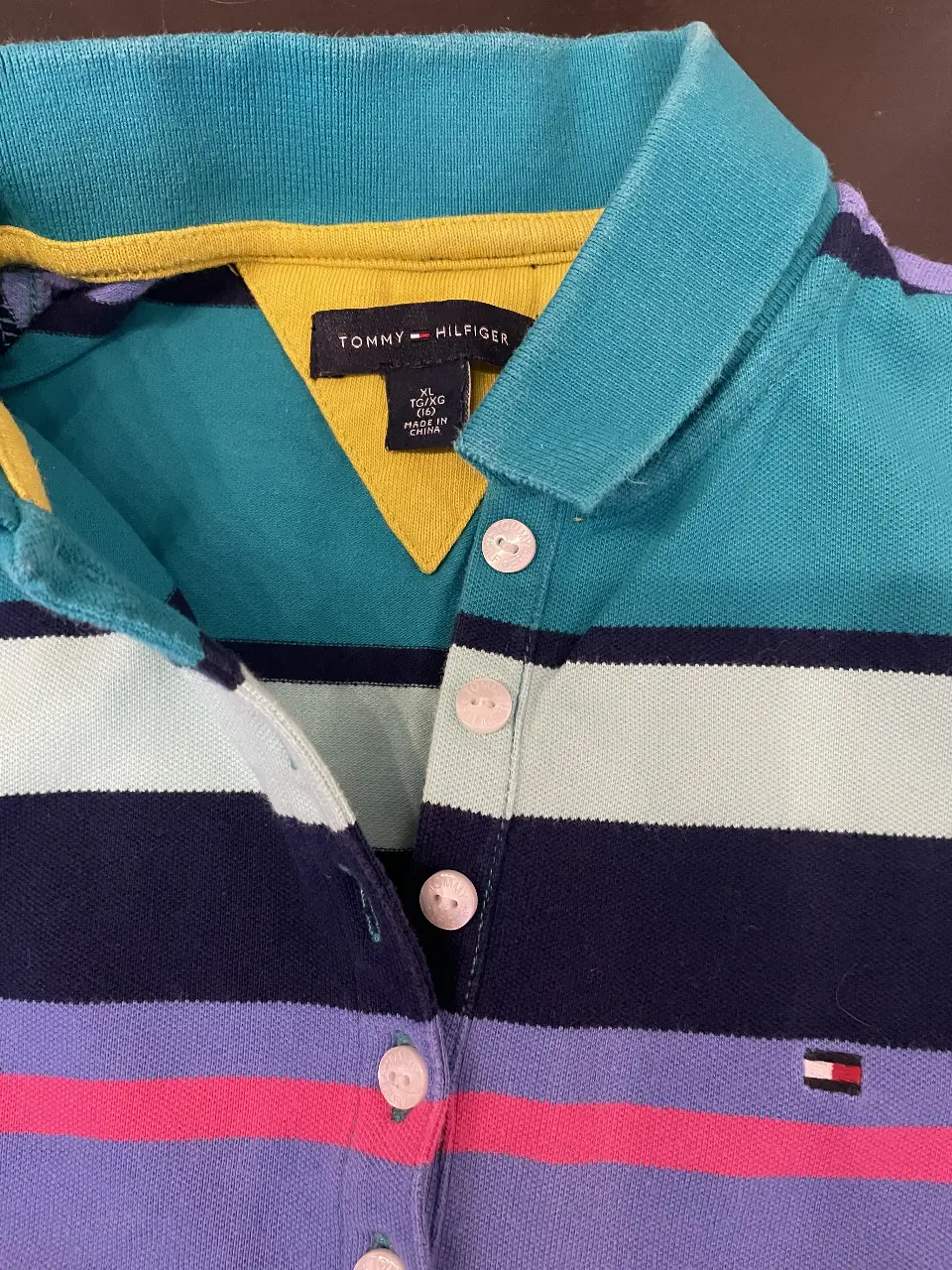 Vestido Tommy Hilfiger a rayas horizontales, con cuello polo y mangas cortas. Incluye cinturón para ajustar la cintura. Ideal para un look casual y fresco.
