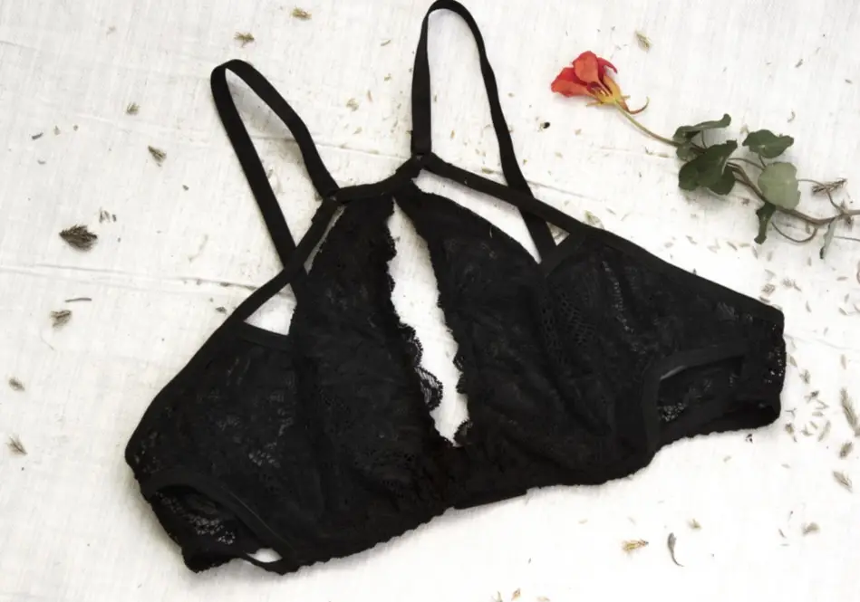 Corpiño de puntilla negro, con diseño de corte en el centro del busto y tirantes ajustables. Ideal para ocasiones especiales. Disponible también en talle 90, 95 y 100