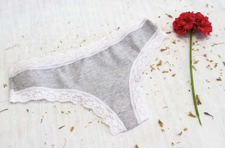 Bombacha less de algodón gris con detalles de puntilla blanca. Ideal para uso diario, cómoda y femenina.