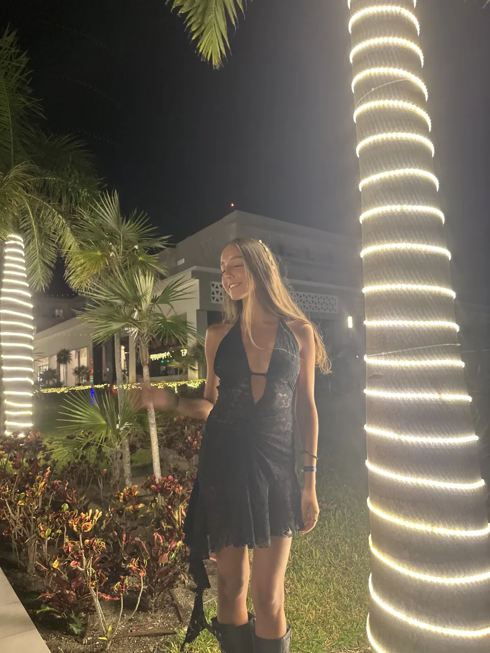 Vestido negro de encaje, súper sensual y con un diseño único. Ideal para una noche especial o una fiesta. Su estilo moderno y atrevido te hará destacar.