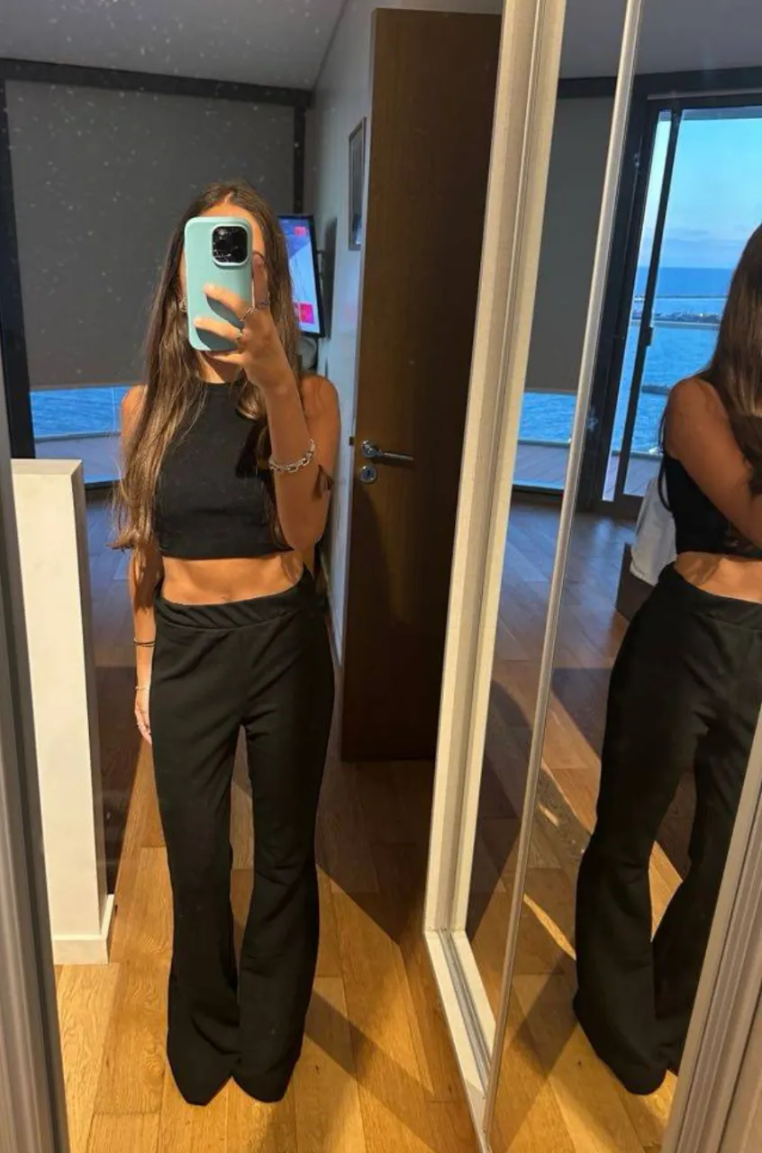 Pantalón negro tiro alto, corte campana. Ideal para un look canchero y moderno.