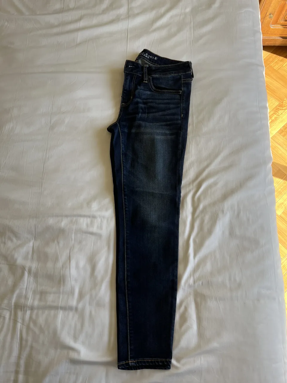 Jeans tiro bajo, corte chupín, color azul oscuro. Perfectos para un look casual y moderno.