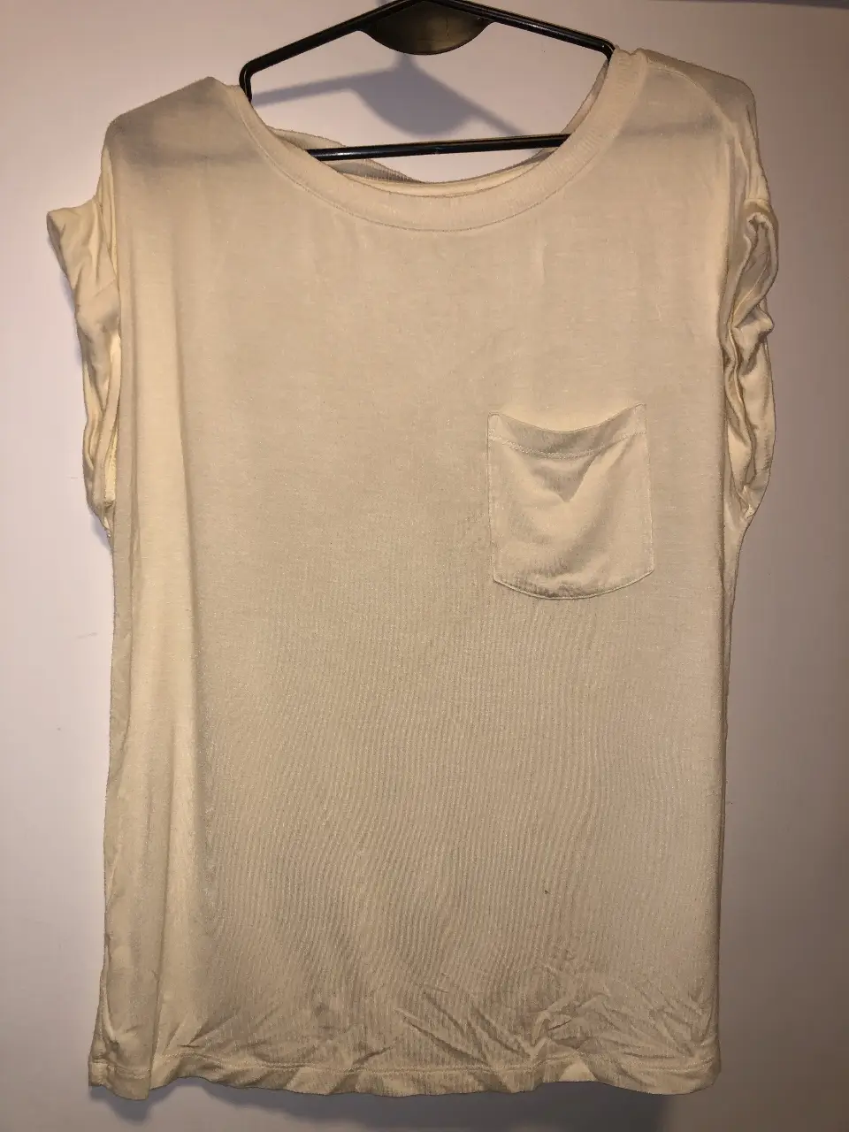 Remera color crudo, con bolsillo en el pecho y mangas cortas. Ideal para un look casual y cómodo.