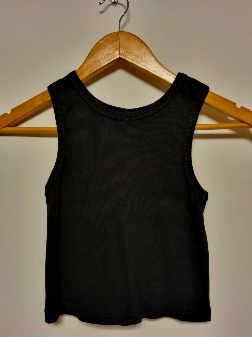 Musculosa negra de algodón acanalado, ideal para el día a día o para combinar con cualquier outfit. Perfecta para usar sola o como base.