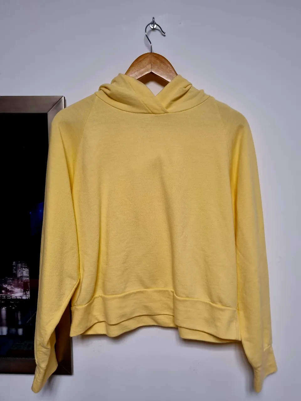 Buzo crop de algodón en color amarillo pastel, con capucha y mangas largas. Un básico súper cómodo y canchero para tu día a día.