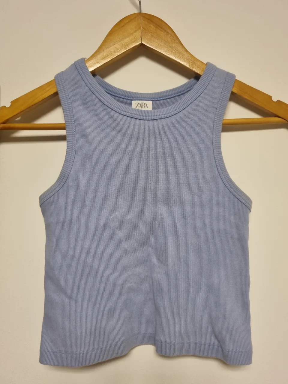 Musculosa de algodón acanalada en color celeste pastel. Ideal para los días calurosos.