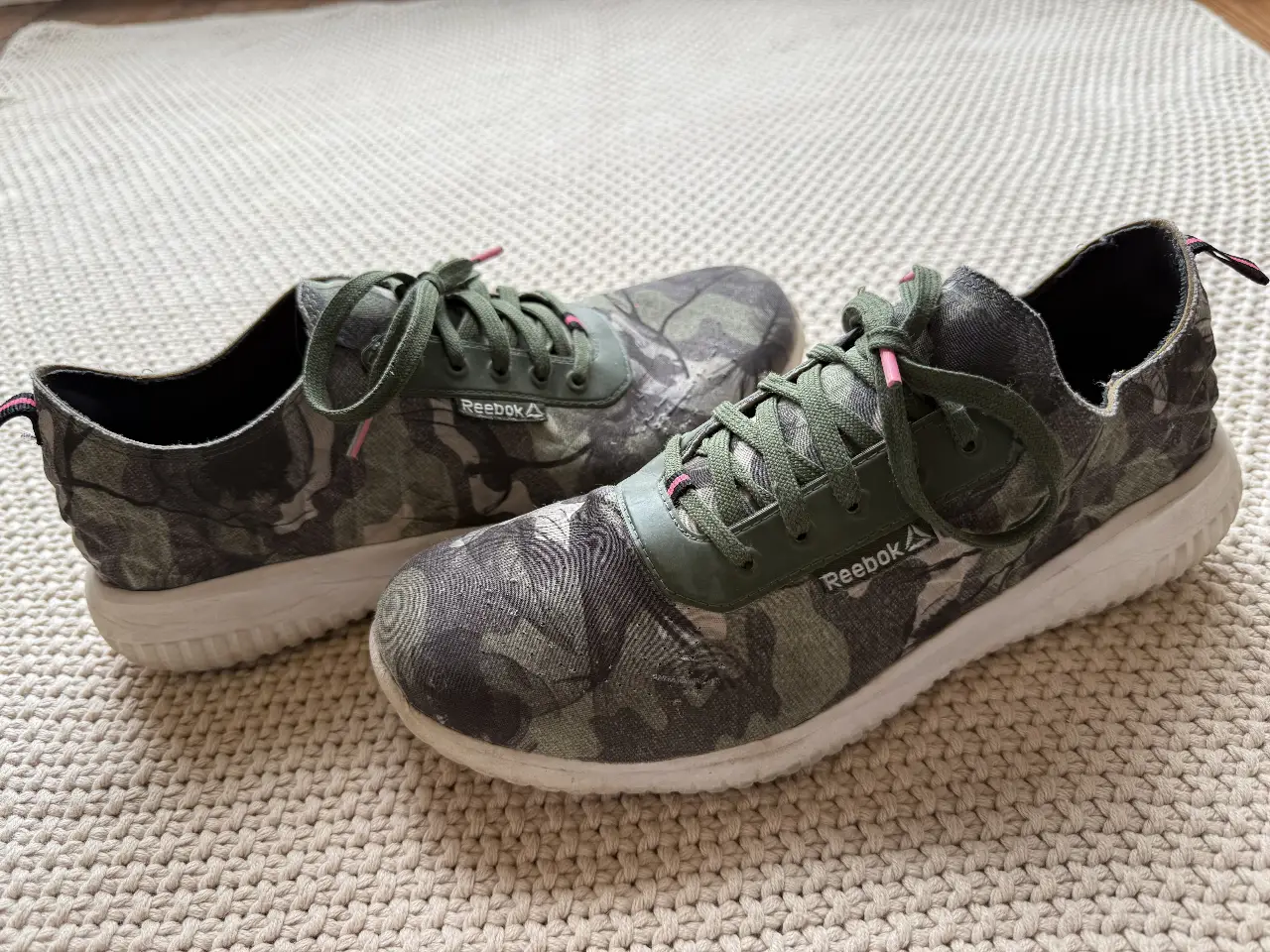 Zapatillas Reebok de mujer con estampado camuflado en tonos verdes y grises. Ideales para un look casual y deportivo.