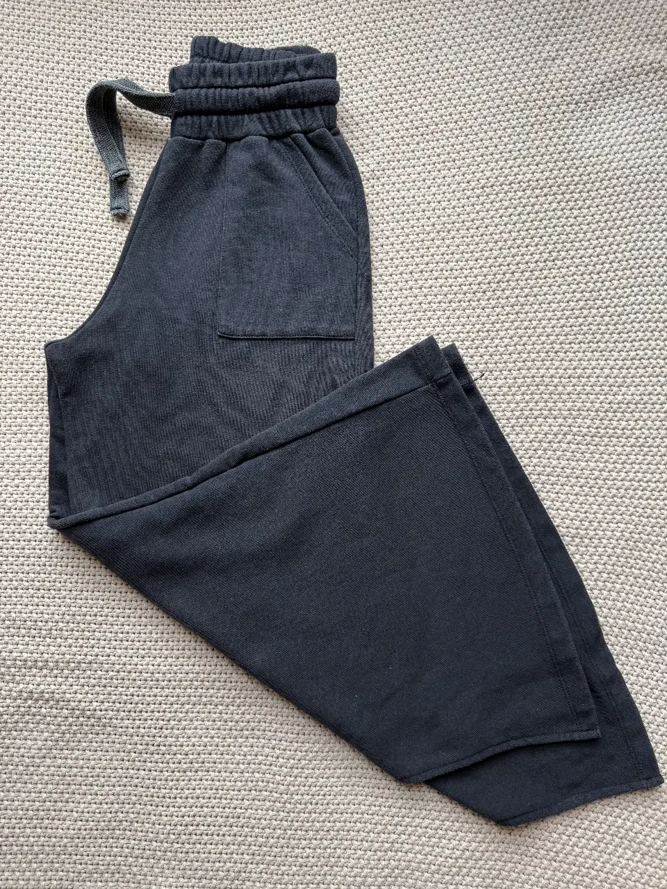 Pantalón de mujer, de tela suave y cómoda, con cintura elastizada y bolsillos. Ideal para un look casual y relajado.
