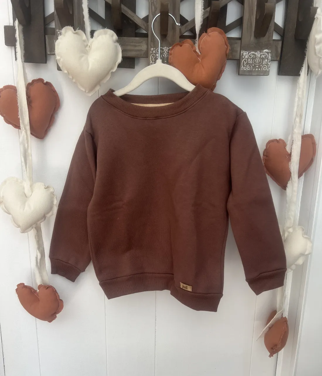 Buzo de cuello redondo para niño, color marrón. Ideal para un look casual y cómodo.