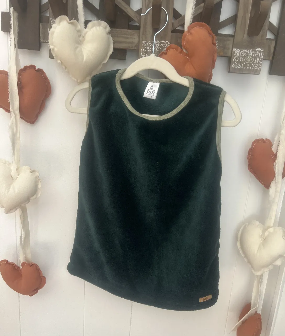 Musculosa de terciopelo verde oscuro con detalles en verde claro. Ideal para un look elegante y cómodo.
