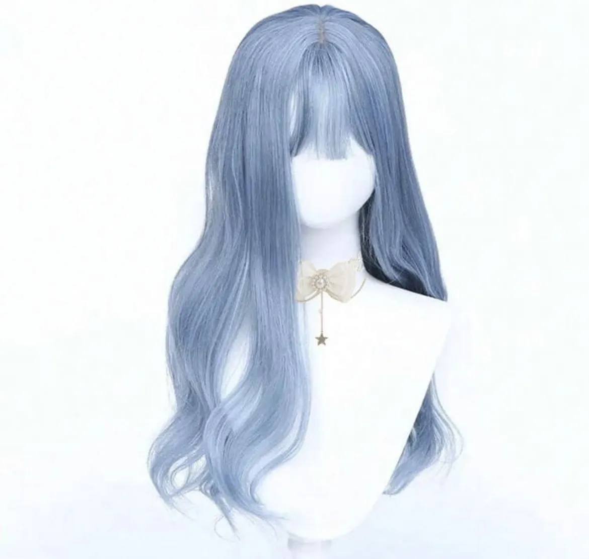 Peluca de cabello largo, ondulado, con flequillo. Color azul grisáceo.
un uso! le corte solamente el flequillo 🌊