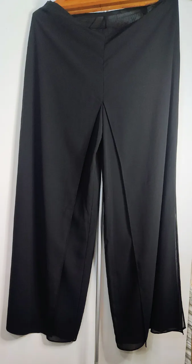 HERMOSO 🌟Pantalón negro con aberturas amplias en el frente.diseño fluido con un detalle distintivo de paneles  superpuestos en la parte delantera, lo que crea un efecto similar al de una falda-pantalón  palazzo cintura 42 cm  de lado a lado 