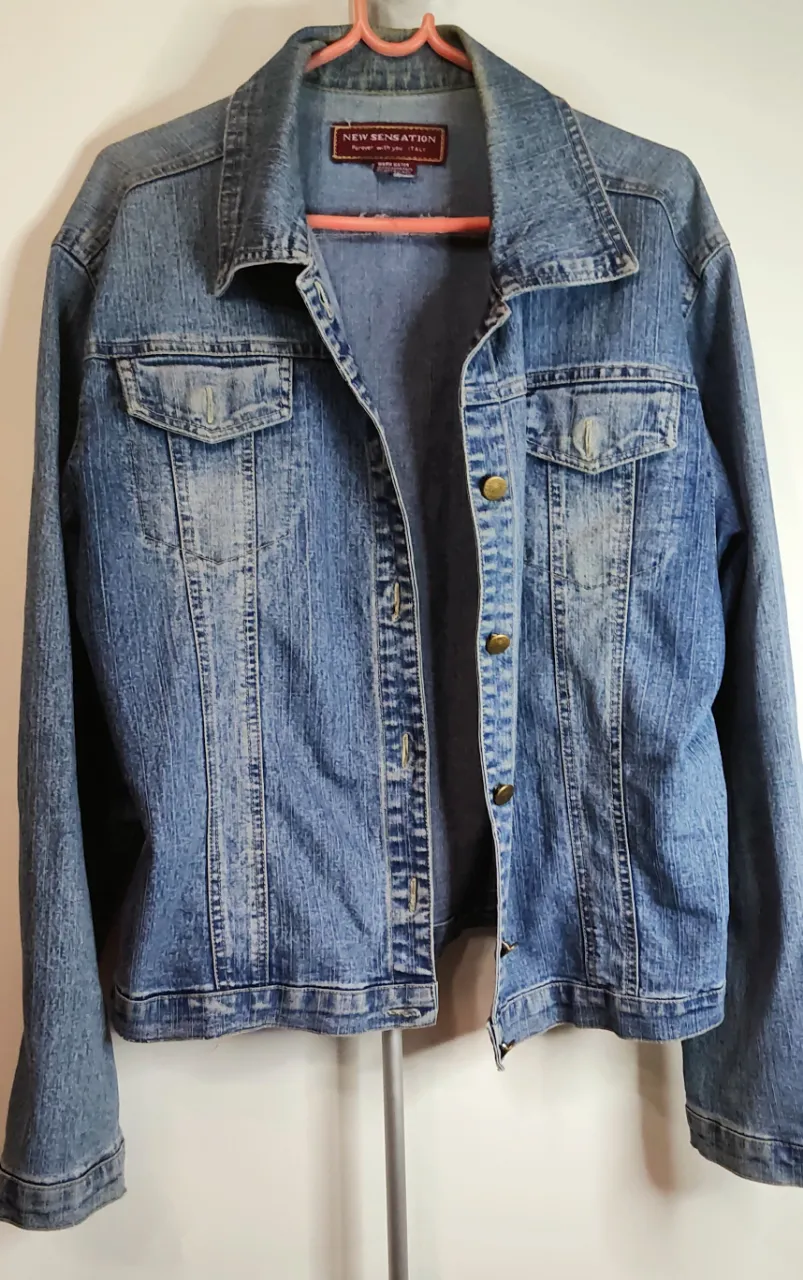 Campera 💖de jean clásica con botones al frente y bolsillos en el pecho. Cuello camisero. de sisa a sisa 56 cm