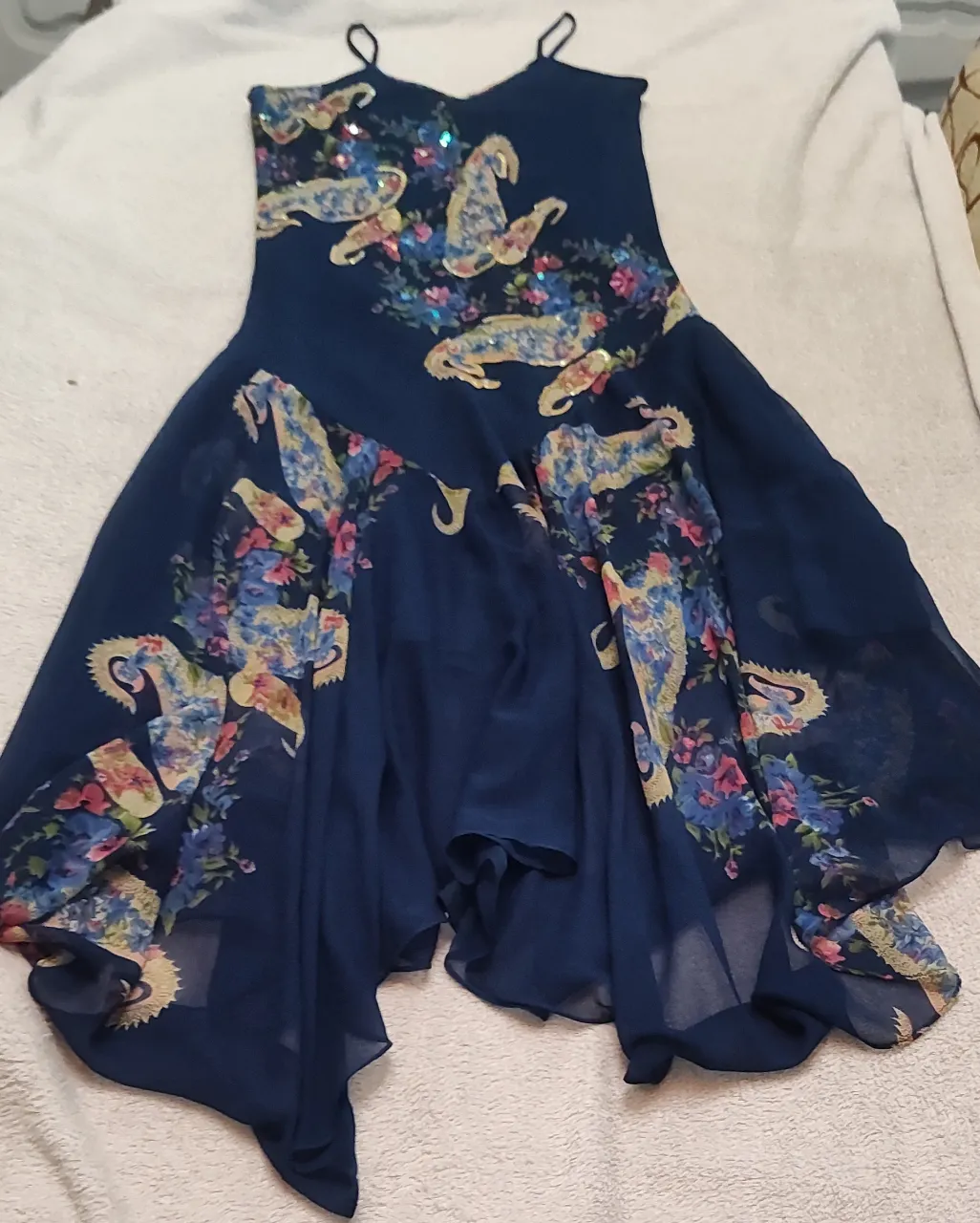 Vestido largo azul con estampado floral y diseño paisley. Posee lentejuelas y tiras finas. Ideal para eventos o fiestas, de sisa a sisa 47 cm