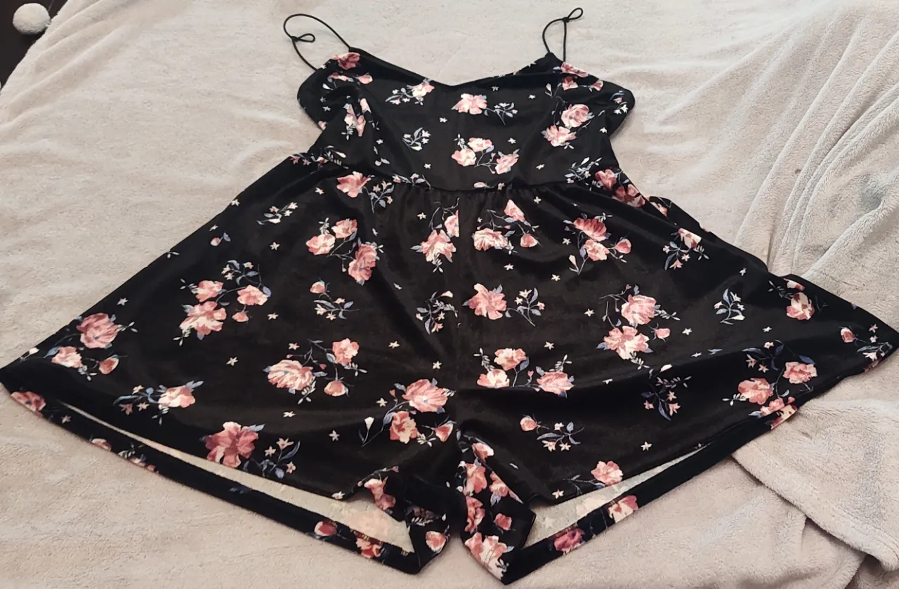 Mono corto de terciopelo negro con estampado floral de rosas en tonos rosas y azules. Tiene tirantes finos y un corte suelto. talle 36 Hermoso💕 ( de sisa a sisa 40 cm)