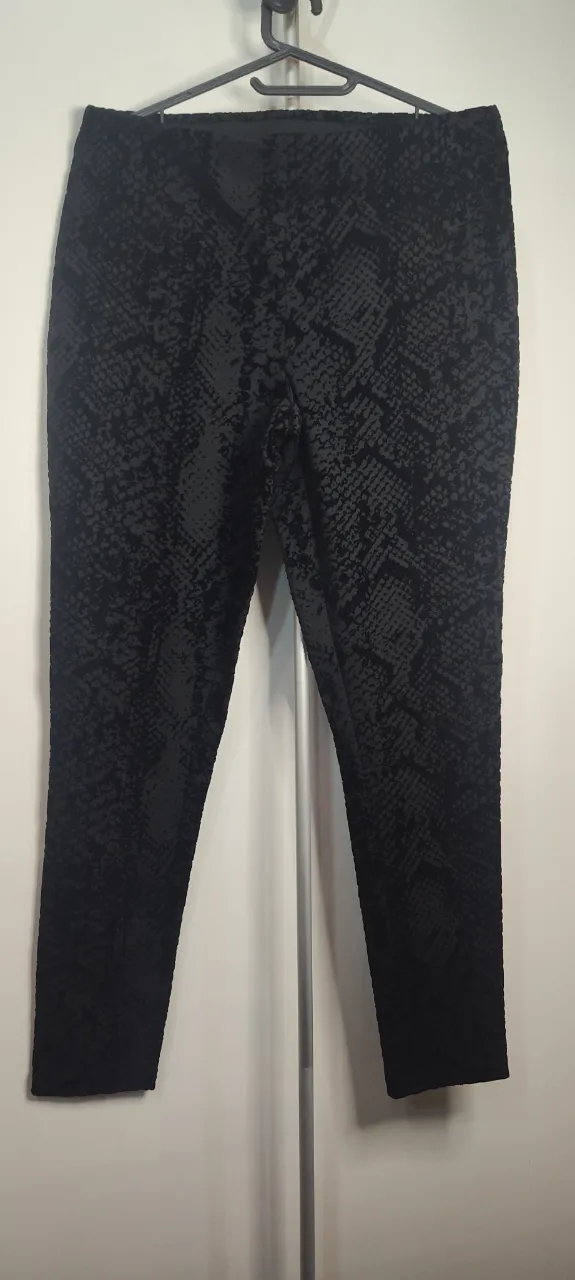 Jules & Leopold calza sofisticada de diseño, pierna ajustada con un llamativo estampado de piel de serpiente en tonos negro y gris.   Cintura elástica. de lata calidad confección canadiense de cintura 38 de lado a lado cm de tiro alto 23 cm y de largo 93 cm 