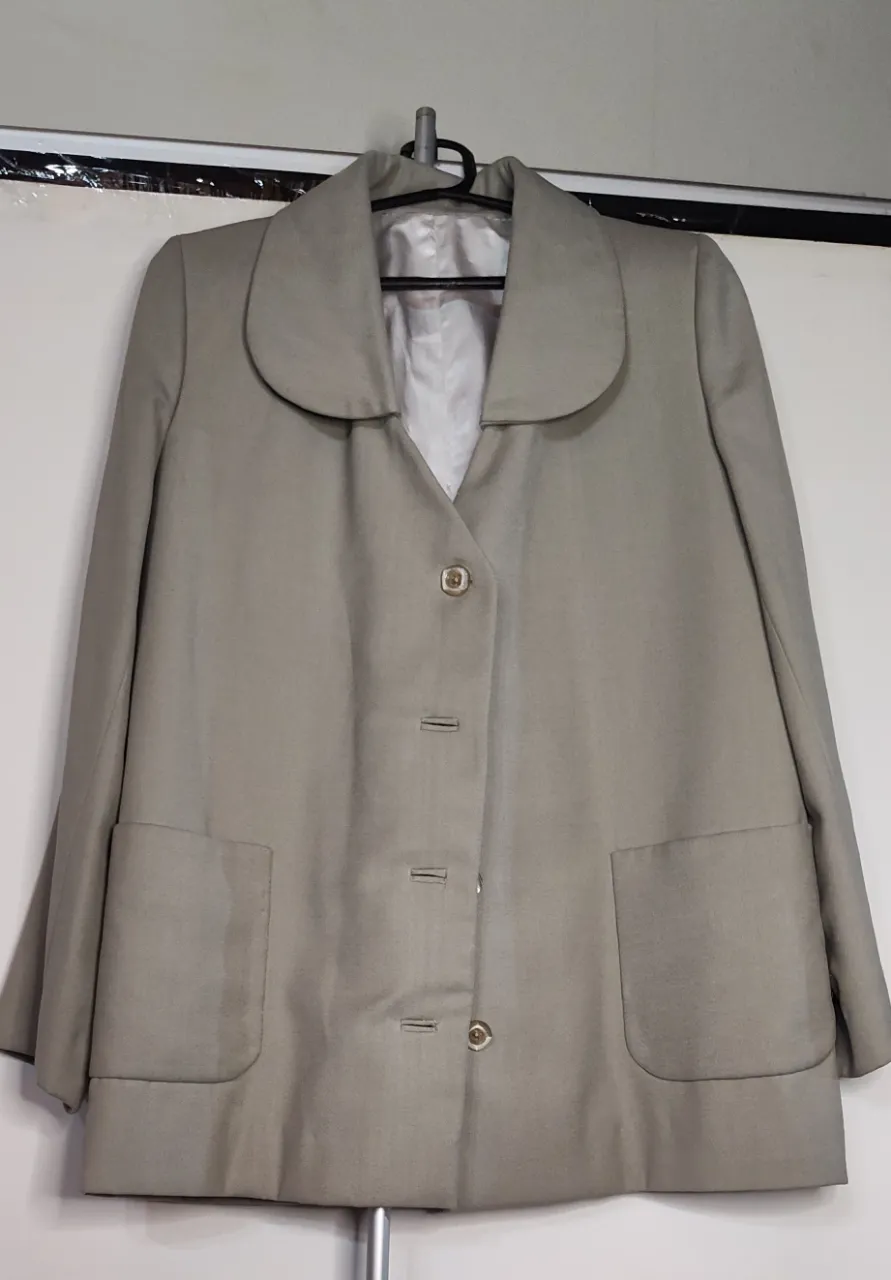 Esta prenda es una chaqueta tipo blazer o abrigo ligero para mujer en color tiza Se caracteriza por su diseño clásico con cuello de solapas redondeadas, cierre frontal de botones y dos bolsillos de parche grandes en la parte delantera clásica,.Posee bolsillos plaqué en la parte inferior y un forro interior satinado. Ideal para un look elegante y sofisticado. de sisa a sisa 50cm de hombro 10cm 