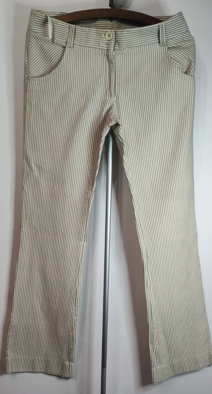 Pantalón Under Van rayas verticales, con dos bolsillos delanteros y dos traseros. Cierre con botón y presilla. tiro medio