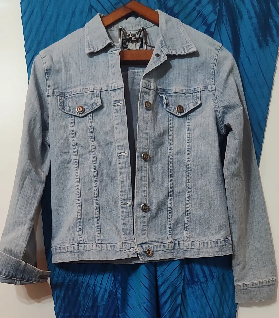 Campera de jean clásica, ideal para completar cualquier look. Su corte moderno y color claro la hacen súper versátil. de sisa a sisa 40 cm.