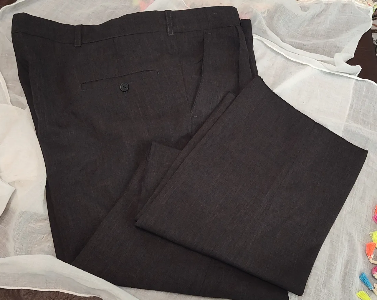 Pantalón satrero de vestir gris oscuro con pinzas delanteras y un bolsillo trasero con botón. nuevo espectacular talle 56 