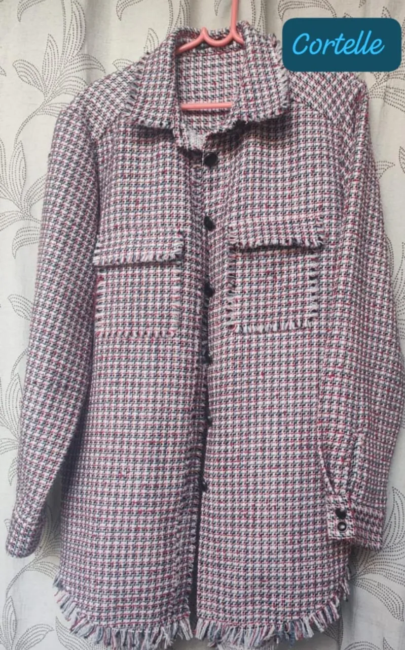 Campera tipo camisa de tweed con flecos en los bordes y bolsillos. Posee botones al frente y en los puños. Ideal para un look canchero y moderno.