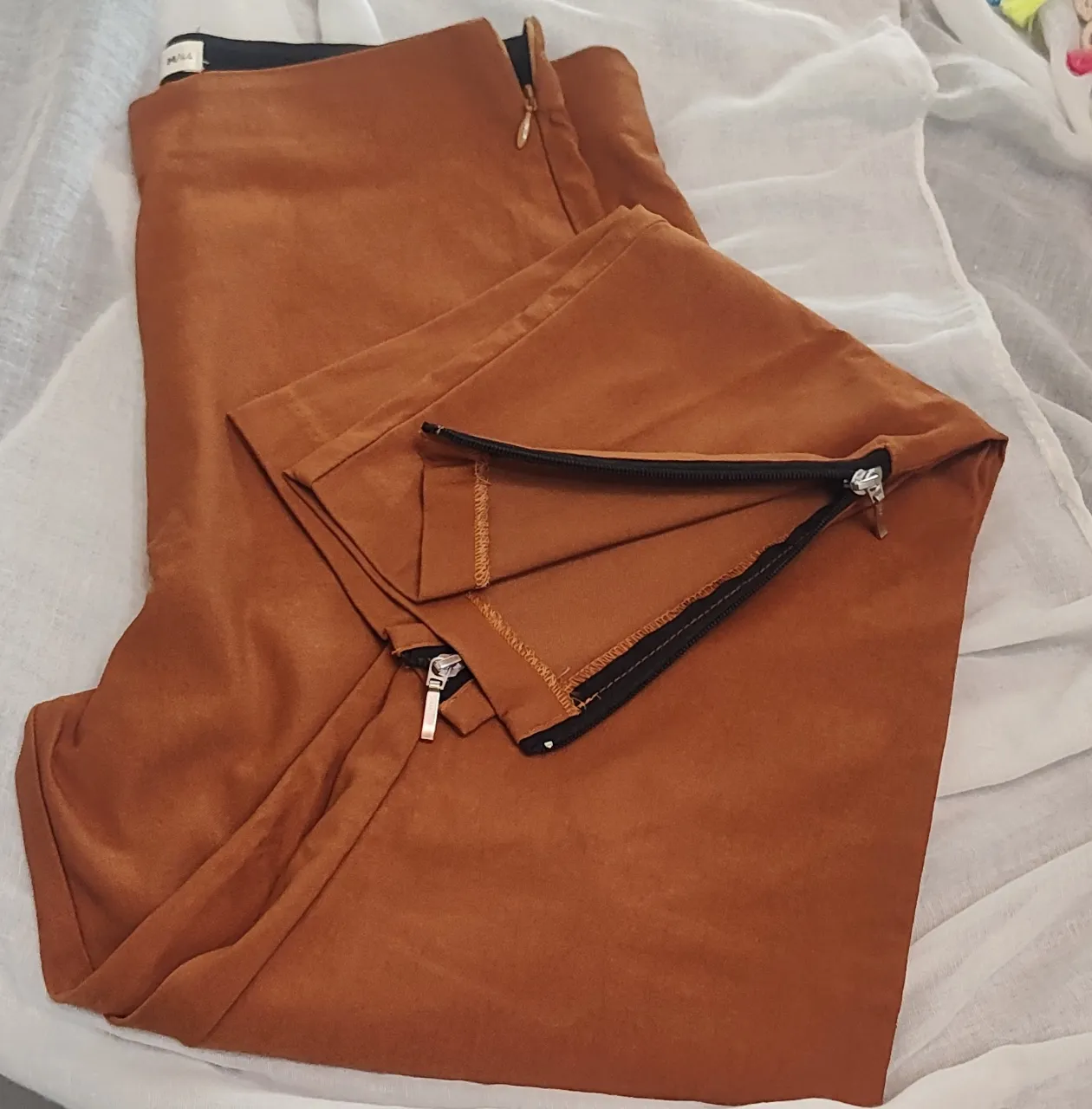 Pantalón de vestir color marrón, tiro alto, con detalles de cierre en los tobillos. Ideal para un look elegante y moderno. bengalina elastica talle M Hermoso 