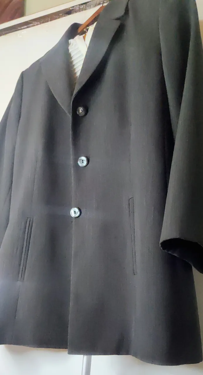 Hermoso 💘 Rasper Blazer gris oscuro con tres botones al frente y dos bolsillos laterales. Tiene un botón en cada puño. de sisa a sisa 50 cm hombro 12 cm 68 de largo.