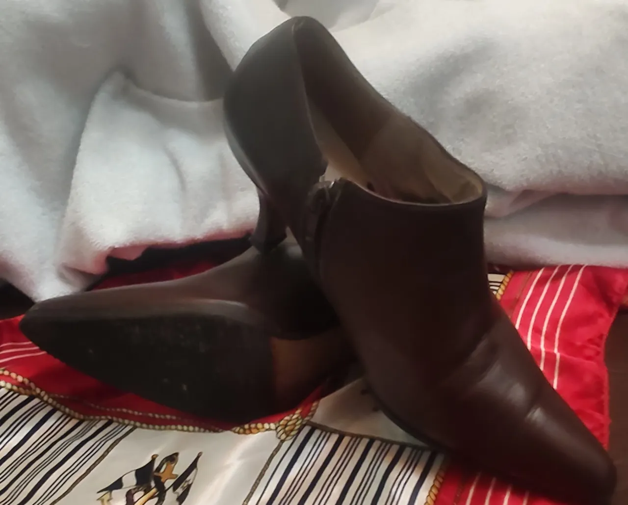 SUPER PROMO 💥 💥 ASH Botitas de cuero marrones con taco. Tienen cierre lateral y punta fina. Ideales para un look elegante y sofisticado.