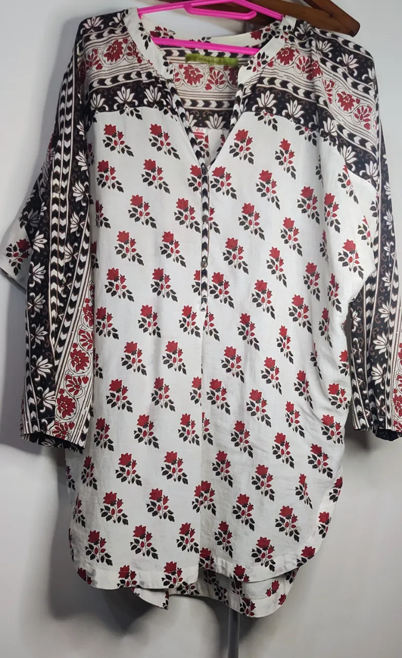 💥Camisola Rapsodia 💥 blanca con estampa floral roja y detalles en negro y marrón. Posee cuello escote en V y mangas 3/4, mariposa, y bolsillos, ideal para media estación,  de sisa a sisa 60 cm