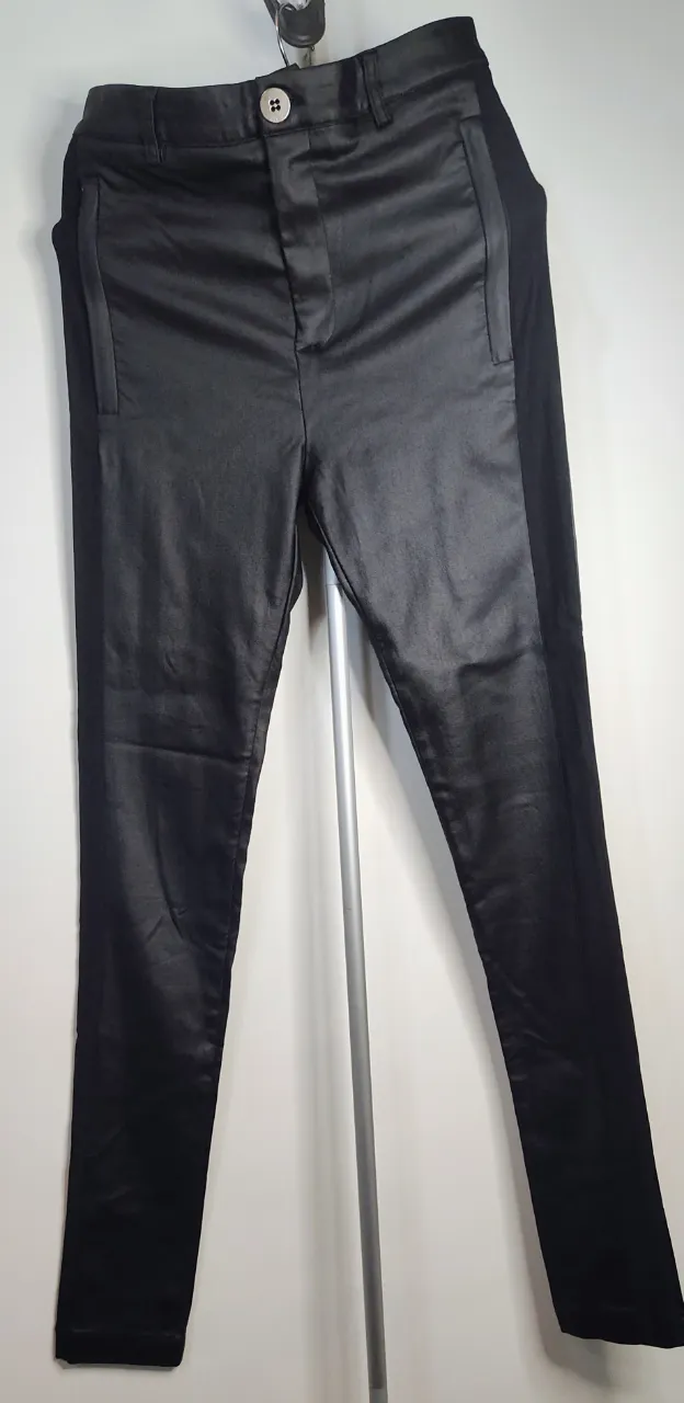 Hermoso💥Pantalón negro de tela satinada con detalles en los laterales y un botón plateado al frente con bolsillos con cierre, tiro largo, sin uso  cintura 30 cm de lado a lado 27 cm de tiro largo 98 cm 