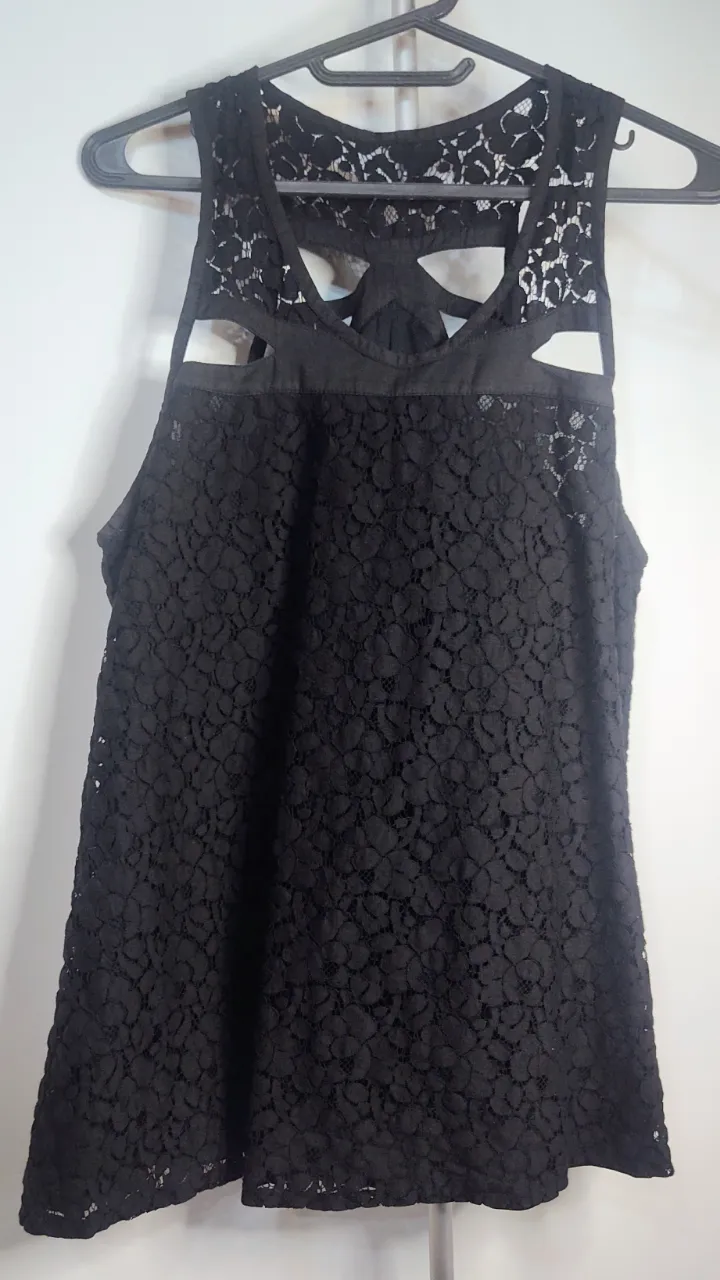 súper REBAJA 💥 🩷Musculosa negra de encaje con detalles de tiras en la espalda.El encaje negro es una opción clásica que transmite sofisticación y romanticismo. de sisa a sisa 45 cm.